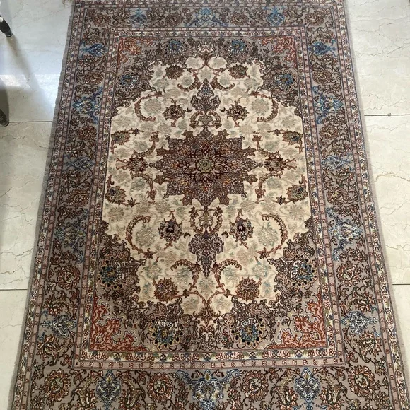 Elegant authentic  Persian Rugs - Picture 7 of 12